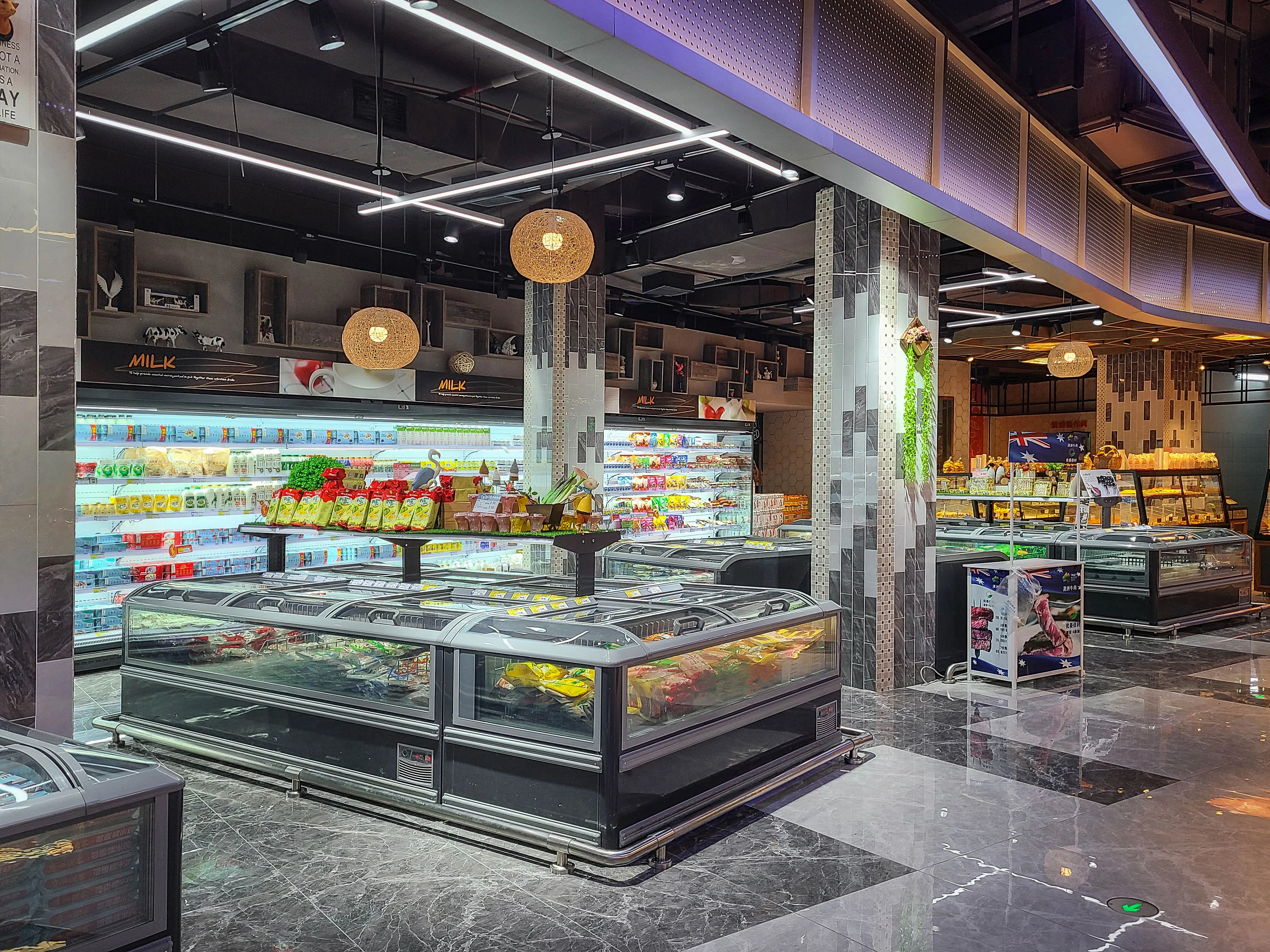 Transparent Wide Island Freezer view 9
