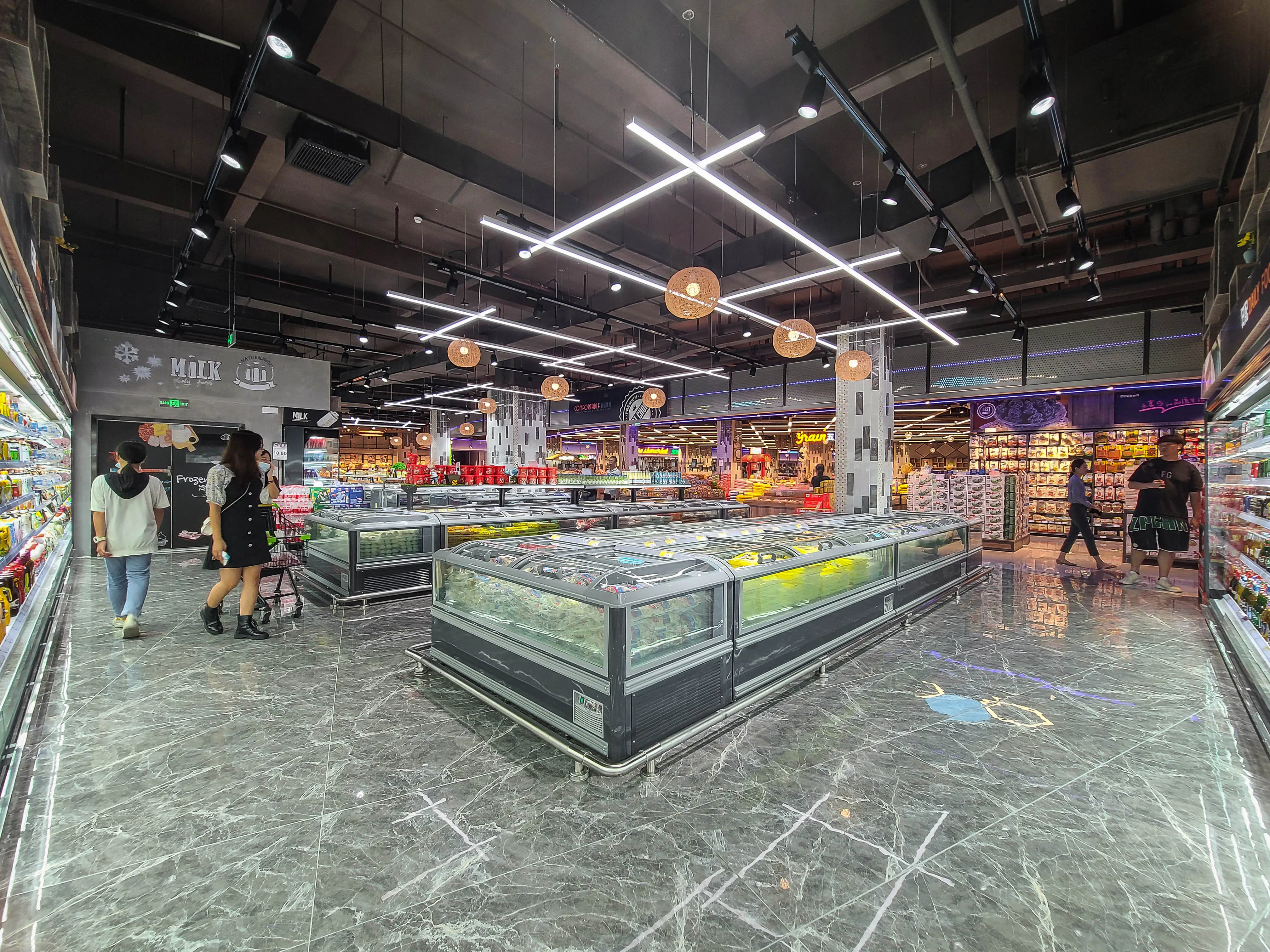 Transparent Wide Island Freezer view 11