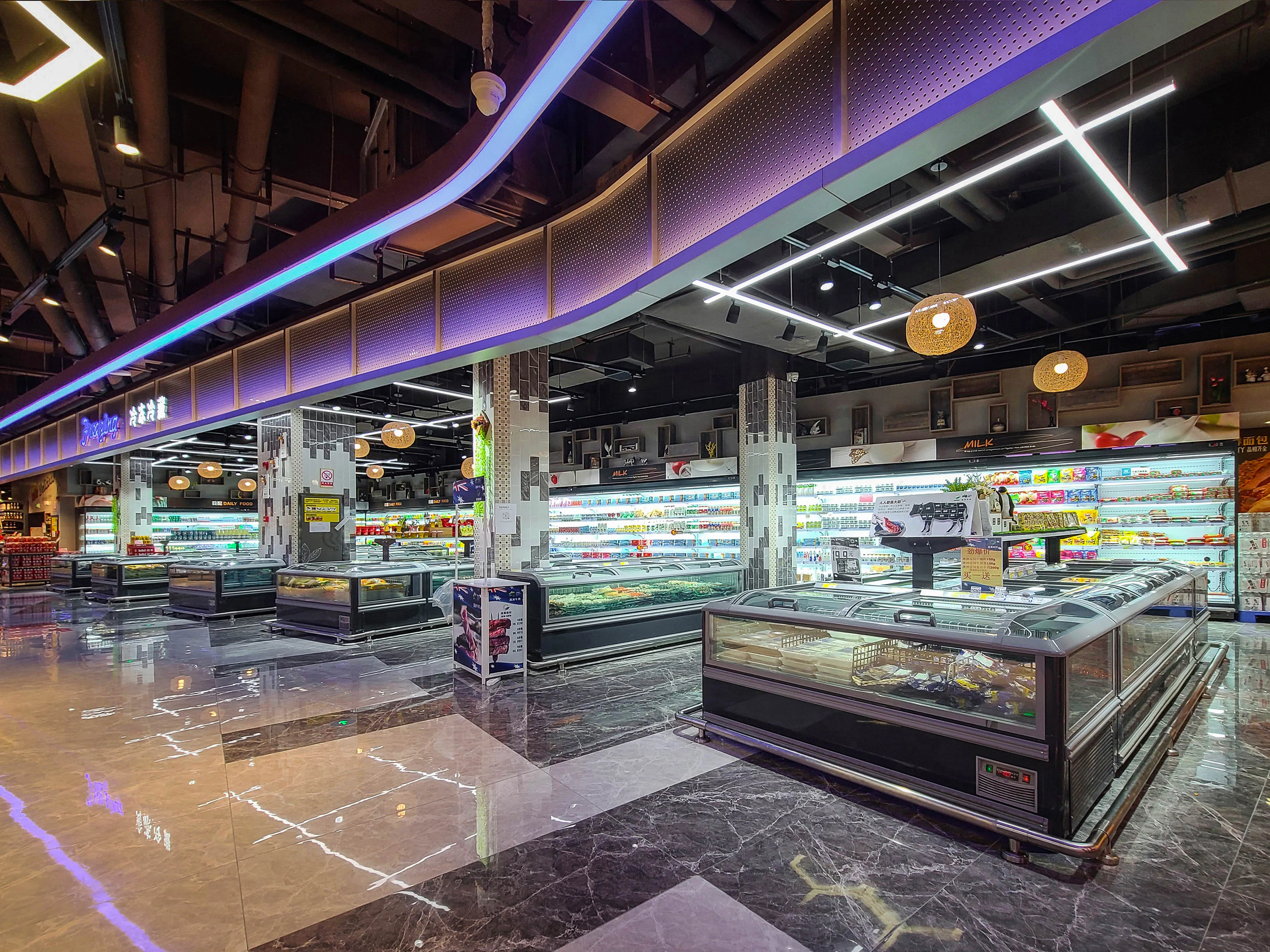 Transparent Wide Island Freezer view 2